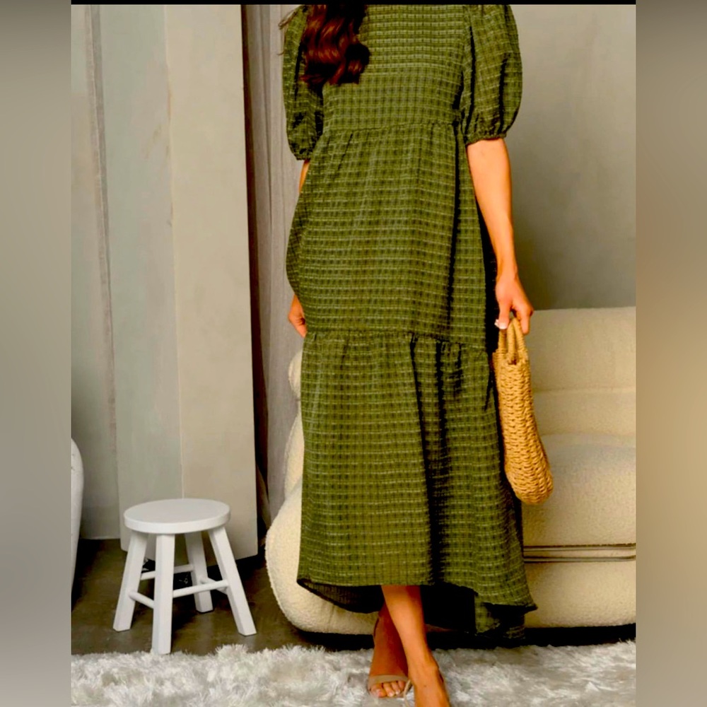 Olive green.. 100%polyester. High Low with pockets on the side. Sizes: S-L